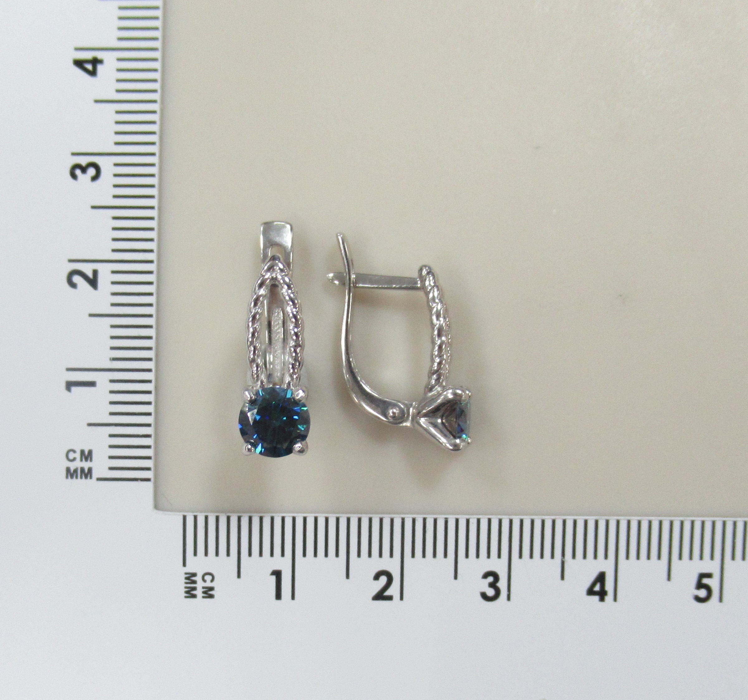 Серебряные серьги с синими муассанитами